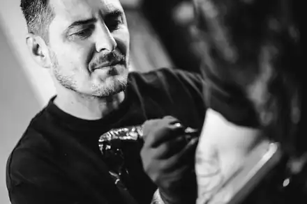 René Ghavami bei der Arbeit im ArtPart Tattoostudio