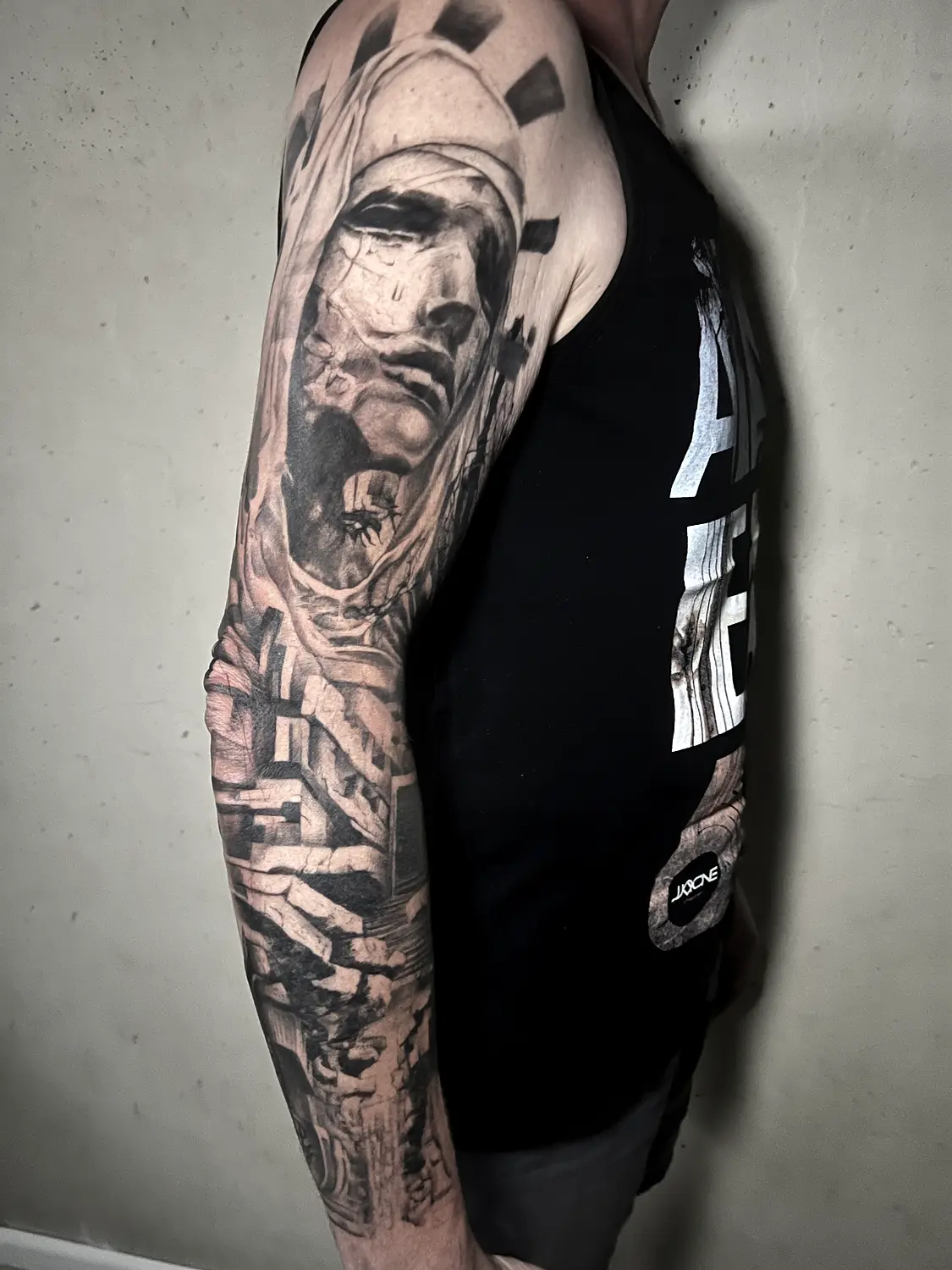 Fragmentiertes Antlitz – Tattoo von René Ghavami, Full Sleeve